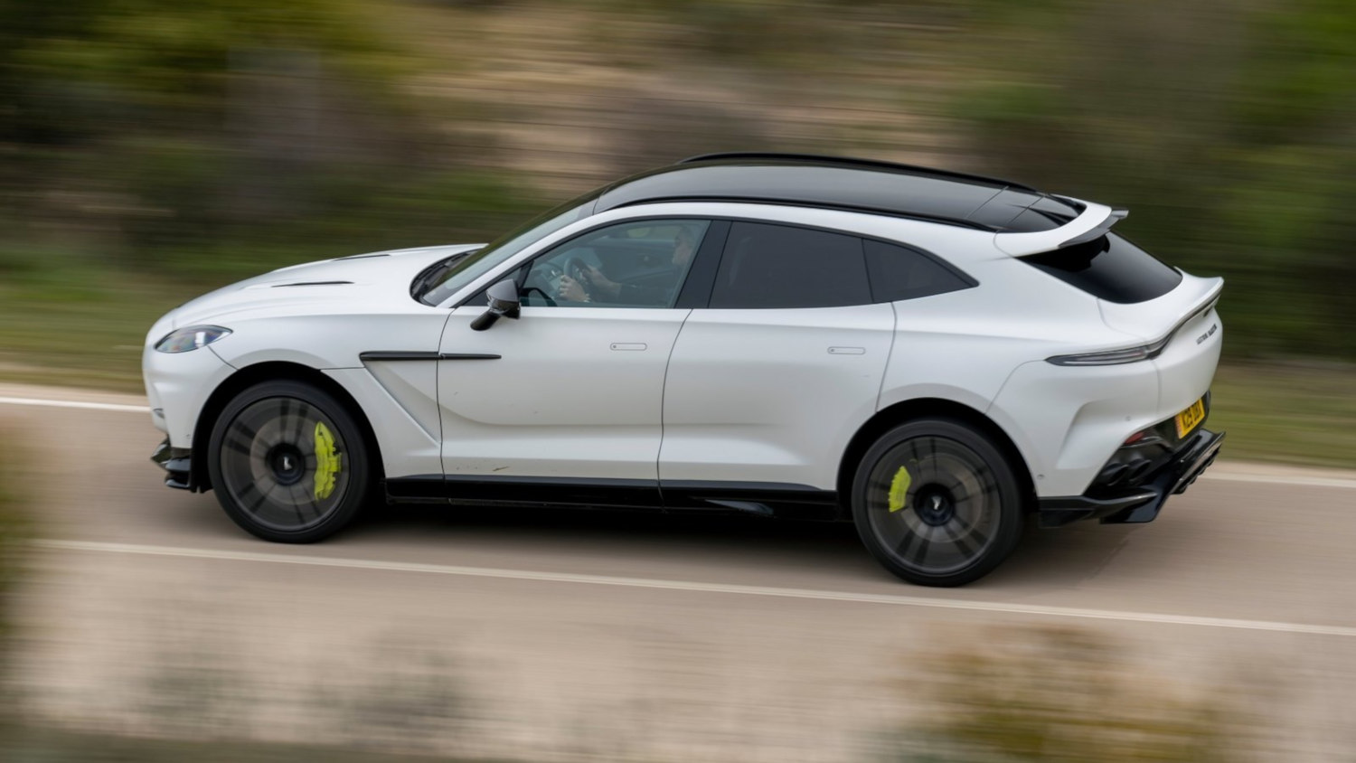 Comparison Aston Martin DBX 707 2023 Vs Land Rover Discovery 